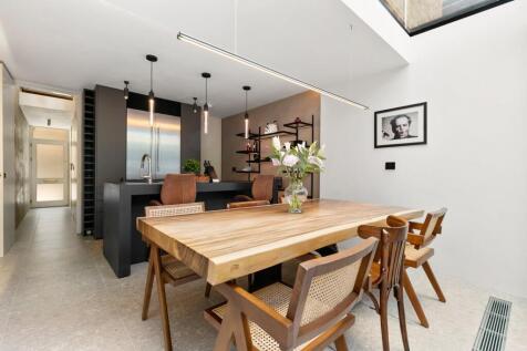 Shaftesbury Mews,
South Kensington, W8