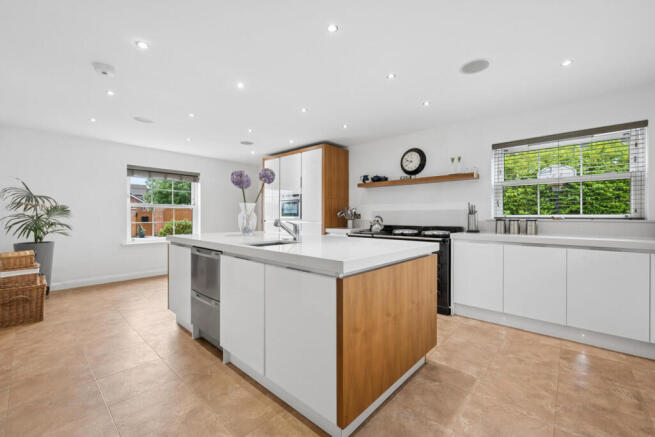 7 bed Detached for sale Image 12