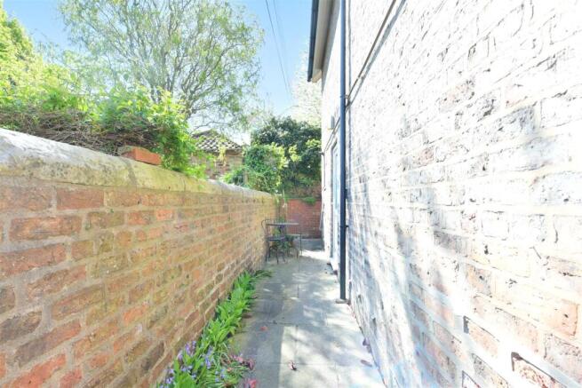 2 bed Town House for sale Image 8