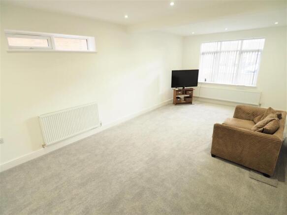 Dual-Aspect Living Room 672