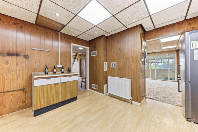 5 bed Detached for sale Image 11