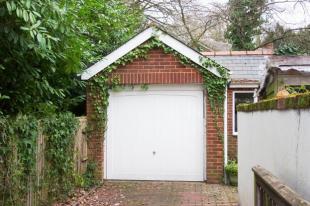 Garage / Parking