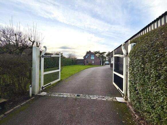 53CC2867-93D6-40D...