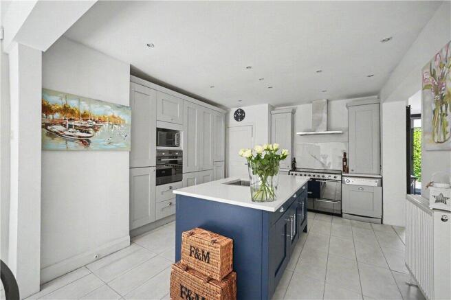 6 bed Detached for sale Image 5
