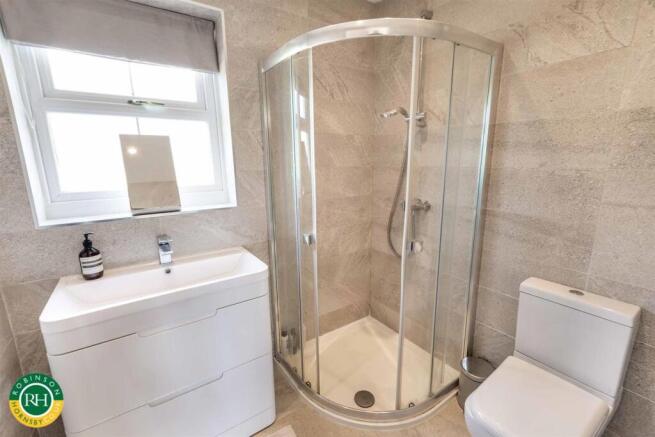 5 bed Detached for sale Image 11