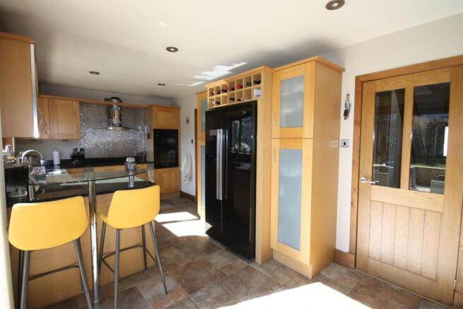 OPEN PLAN DINING KITCHEN / SUN ROOM