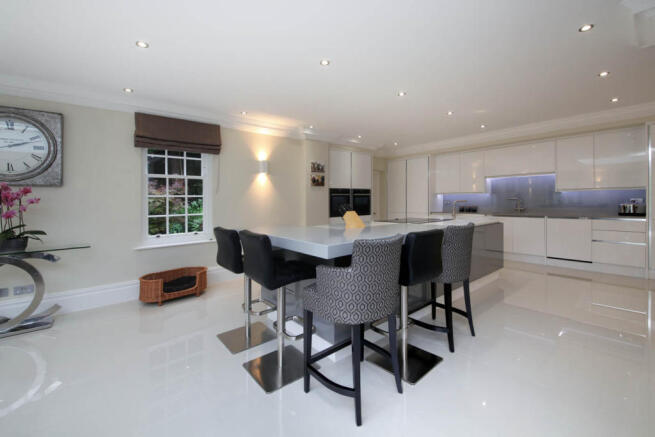 6 bedroom property t