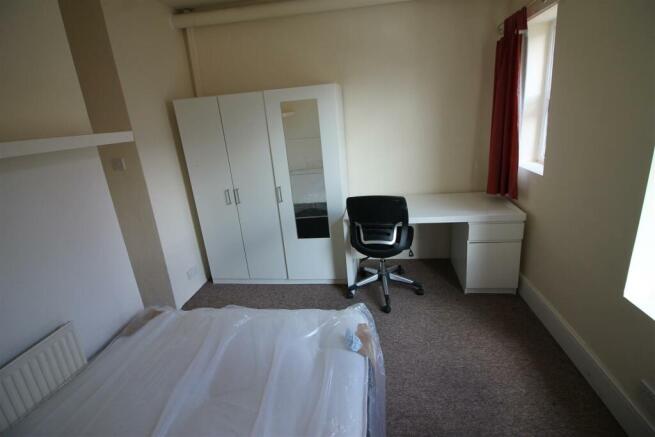 6 bed House to rent Image 8