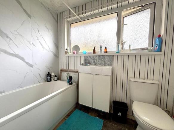 25 BATHROOM (2).jpg