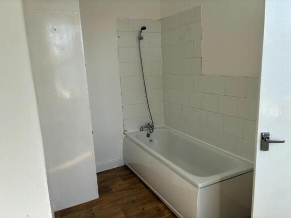 2 bed Terraced to rent Image 6