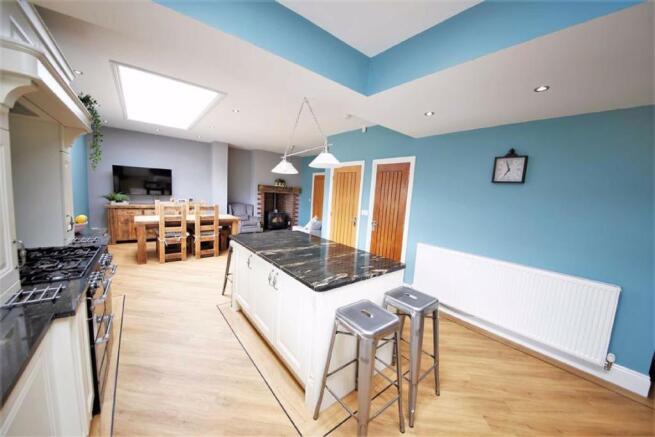 KITCHEN/BREAKFAST ROOM