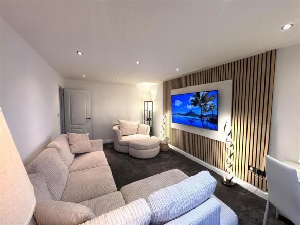 8 Lakeview Court Lounge