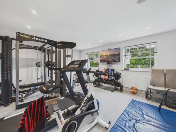 5 bed Detached for sale Image 11