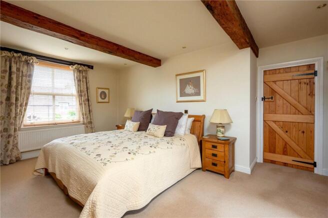 5 bed Detached for sale Image 8