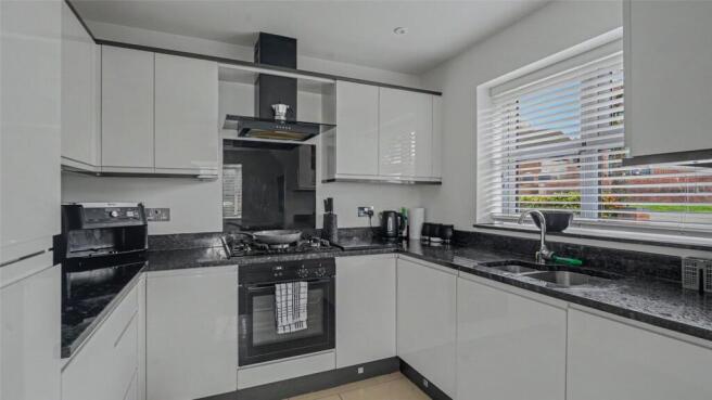 2 bed Apartment to rent Image 2