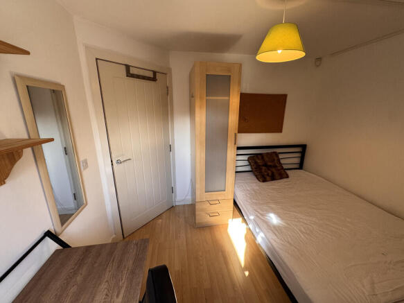 3 bed Flat to rent Image 10