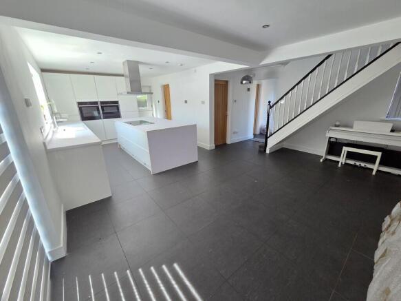 5 bed Detached to rent Image 7