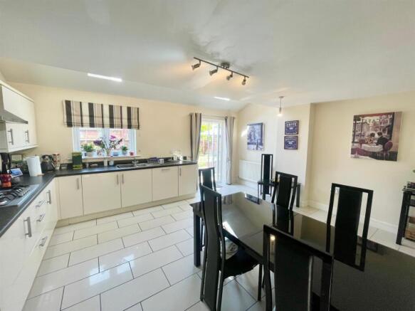 Kitchen 2.jpg