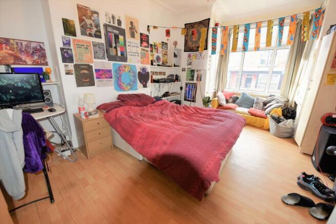 8 bed House to rent Image 4