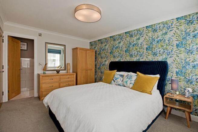 4 bed House for sale Image 8