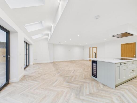 5 bed Detached for sale Image 12
