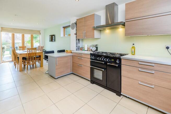 Open kitchen/dining