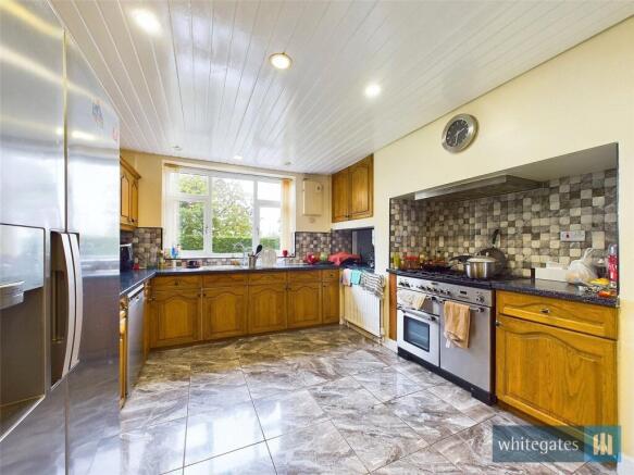 6 bed Detached for sale Image 8