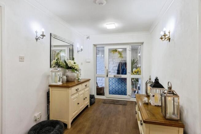 6 bed Bungalow for sale Image 7