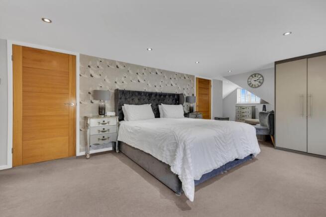 6 bed Detached for sale Image 12