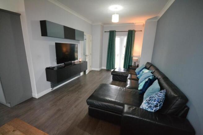 LOUNGE/DINING AREA
