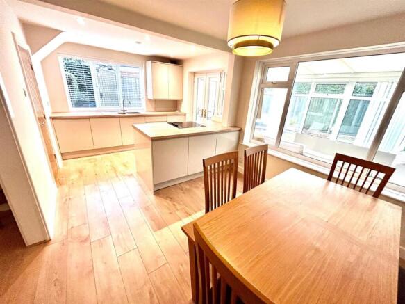 3 bed Detached to rent Image 5