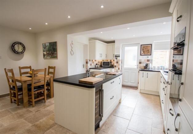 KITCHEN/BREAKFAST ROOM
