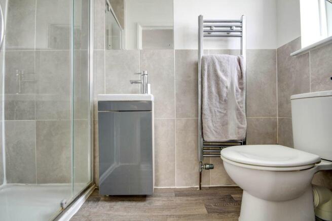 Ensuite to Bed 2