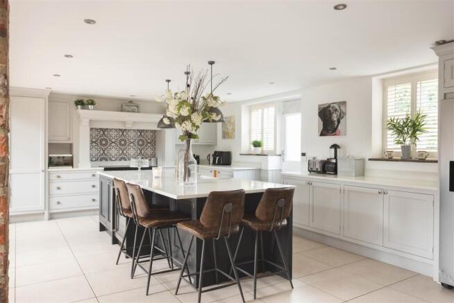6 bed Semi-Detached for sale Image 9