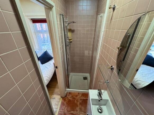 Ensuite Shower Room [Room 6]