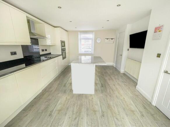 3 bed Semi-Detached for sale Image 4