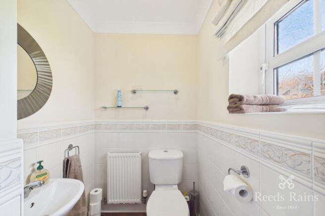 5 bed Detached for sale Image 11