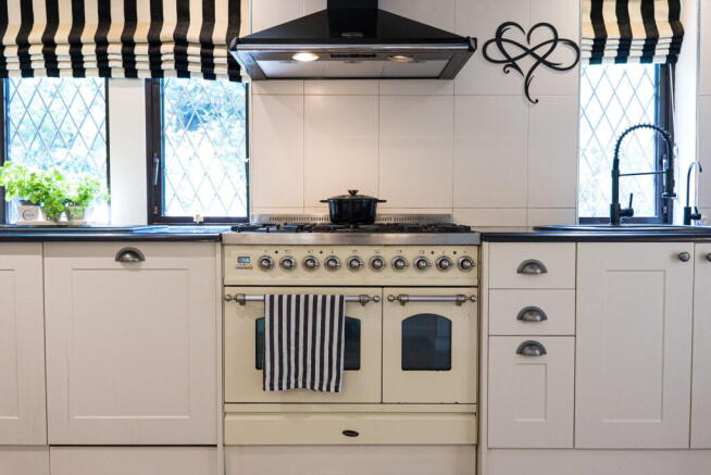 5 bed Detached for sale Image 6