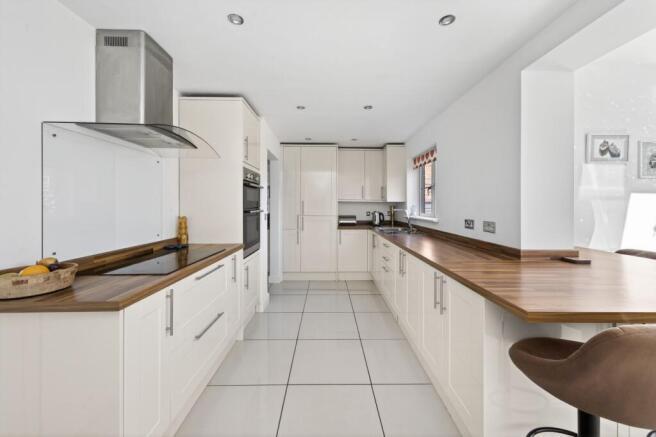 5 bed Detached for sale Image 12