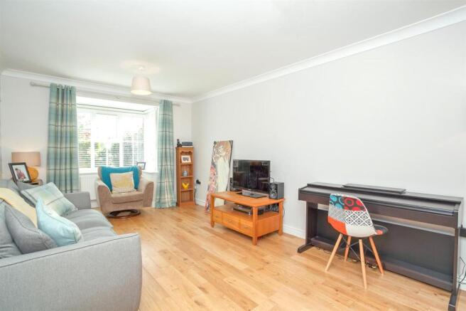 Lounge 1.jpg