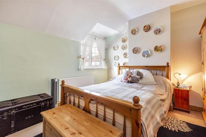 15 Kings Road, New Haw, KT15 3BG - 11.jpg