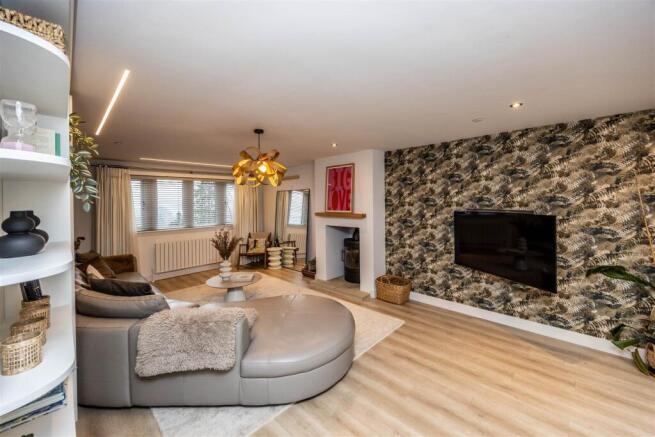 4 bed House for sale Image 10