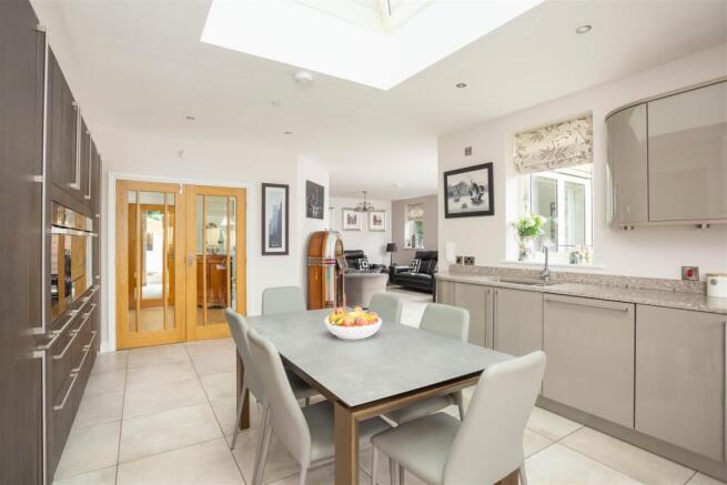 4 bed Detached to rent Image 12