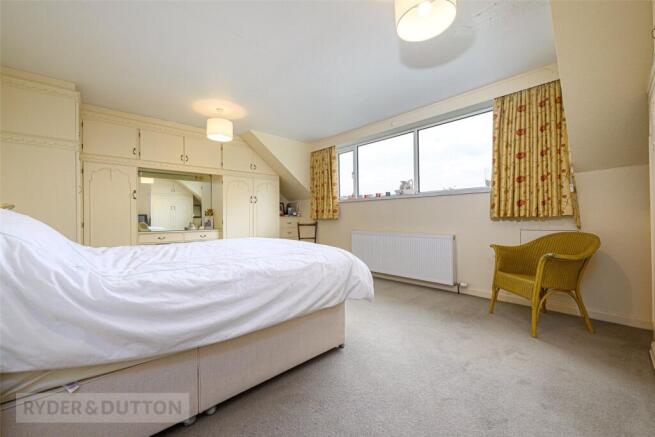 5 bed Detached for sale Image 11