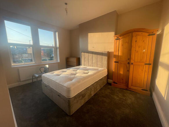 4 bed House to rent Image 5