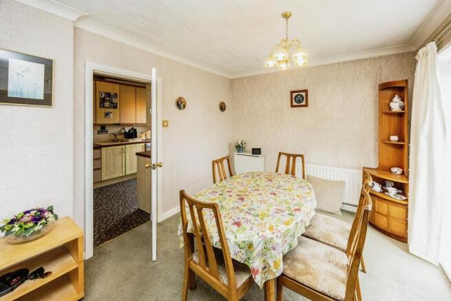 4 bed Semi-Detached for sale Image 5