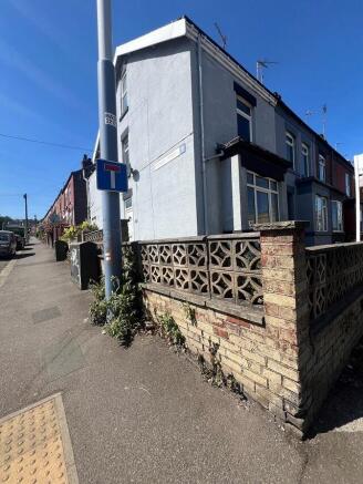3 bed House to rent Image 8