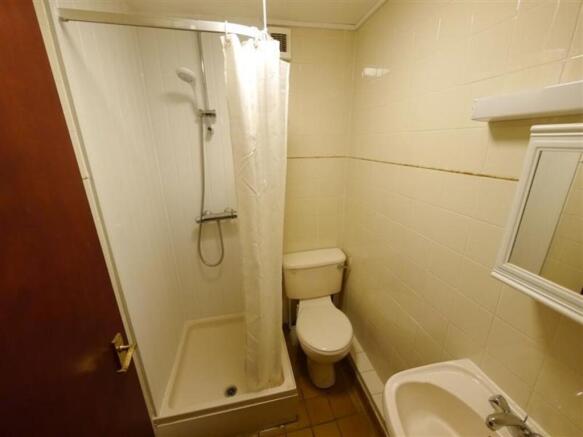 4 bed Apartment to rent Image 6