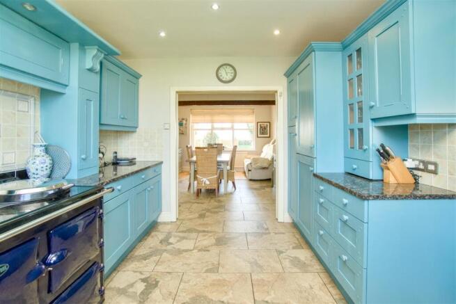 5 bed Detached for sale Image 8