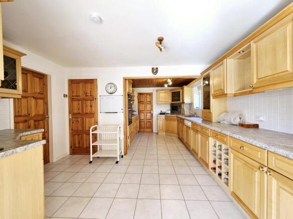 4 bed Detached for sale Image 9